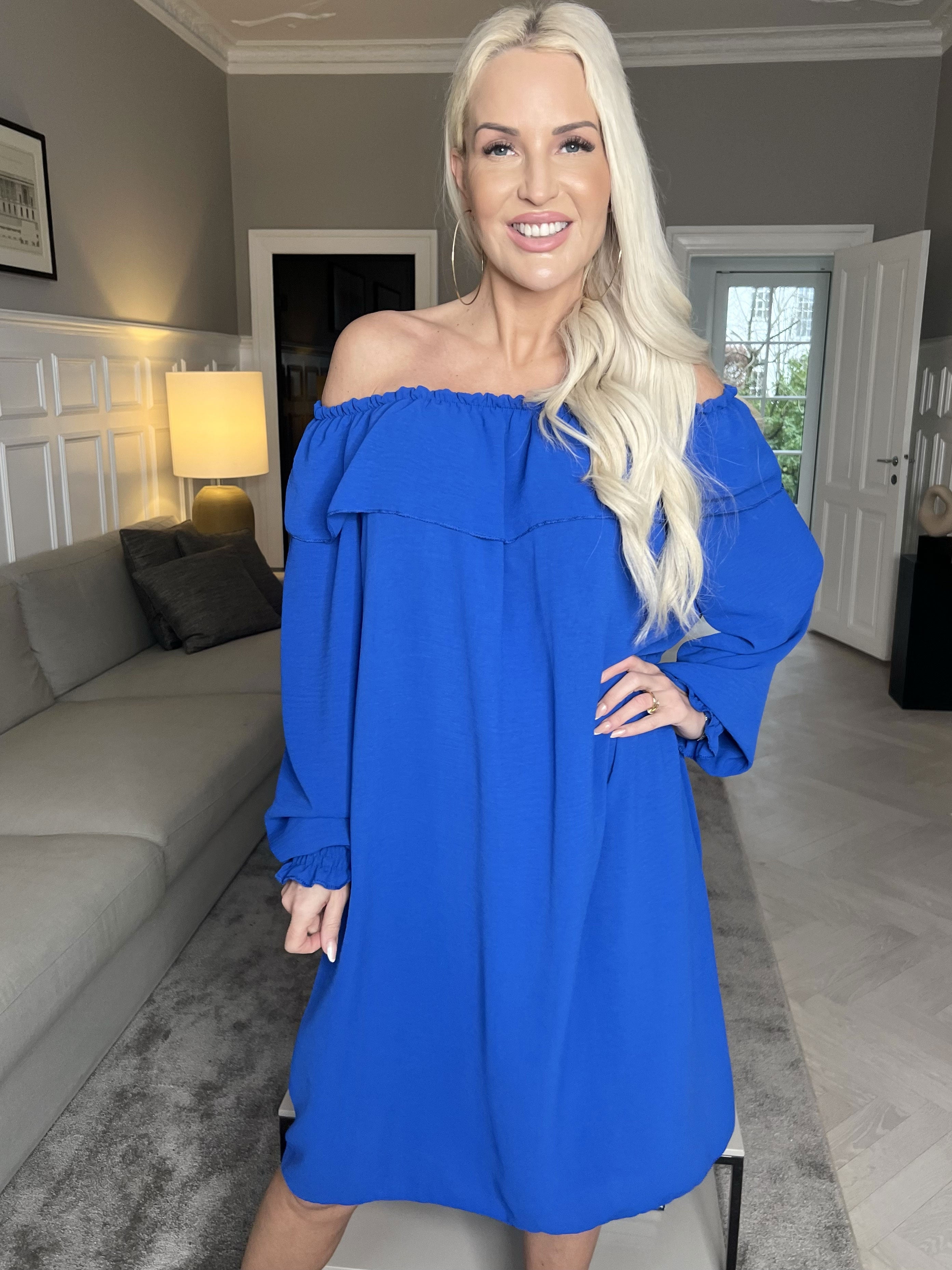 Elpida - Söt klänning med volangkant och ärmar med smock